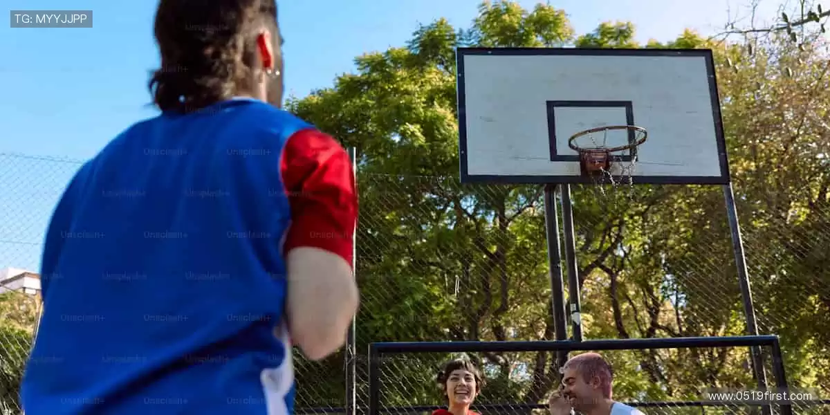 「弹幕互动 + 专家解读,边看边聊才是观赛标配!💬加入直播间,一起嗨翻天!」
